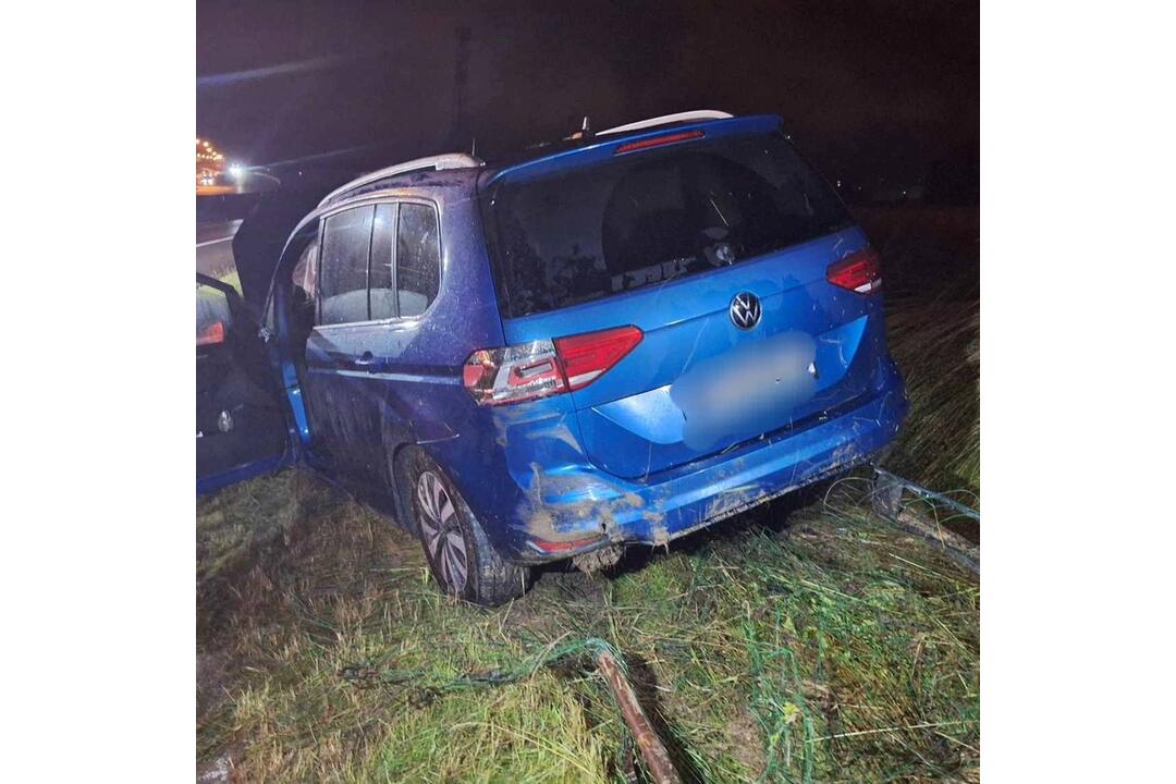 FOTO: Hromadná dopravná nehoda na D1 pri Považskej Bystrici v smere na Žilinu. Zrazilo sa 10 áut, foto 9