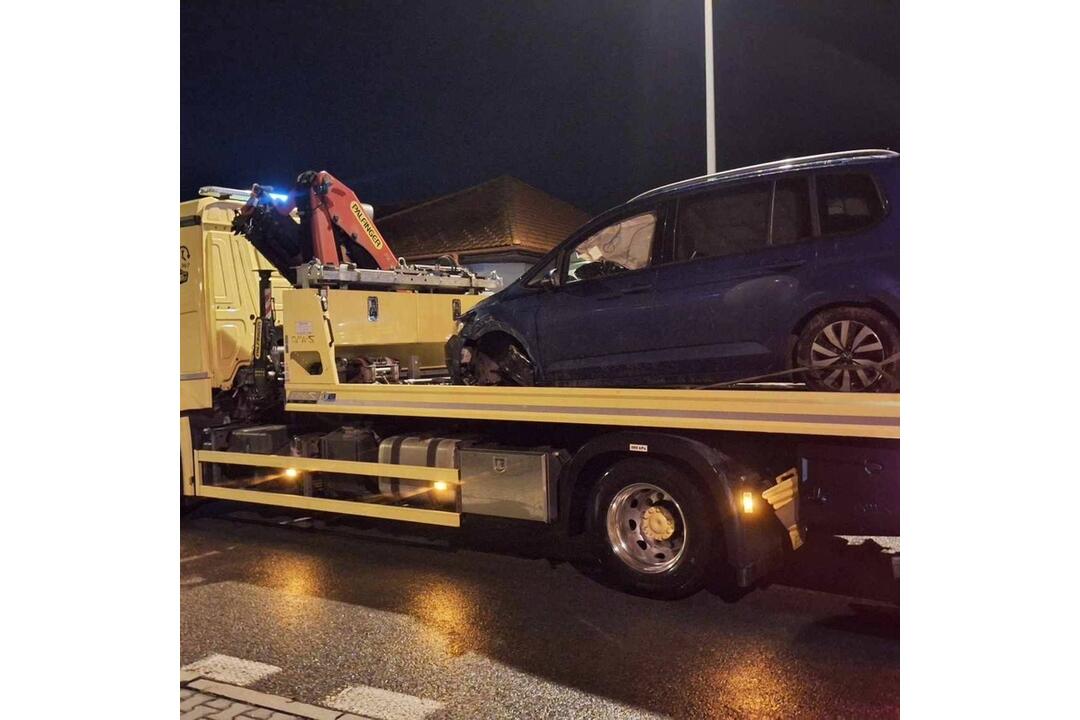 FOTO: Hromadná dopravná nehoda na D1 pri Považskej Bystrici v smere na Žilinu. Zrazilo sa 10 áut, foto 10