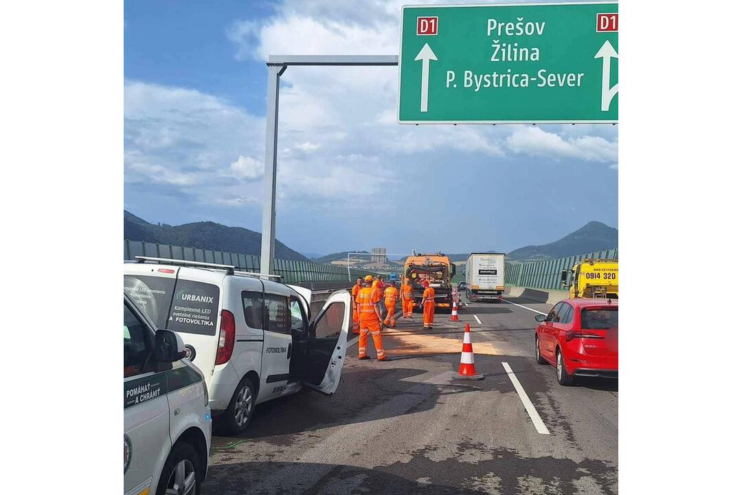 FOTO: Hromadná dopravná nehoda na D1 pri Považskej Bystrici v smere na Žilinu. Zrazilo sa 10 áut, foto 2