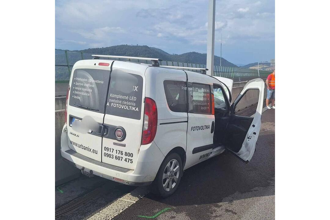 FOTO: Hromadná dopravná nehoda na D1 pri Považskej Bystrici v smere na Žilinu. Zrazilo sa 10 áut, foto 6