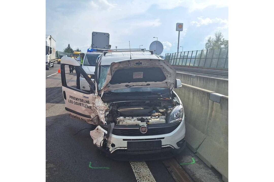 FOTO: Hromadná dopravná nehoda na D1 pri Považskej Bystrici v smere na Žilinu. Zrazilo sa 10 áut, foto 4