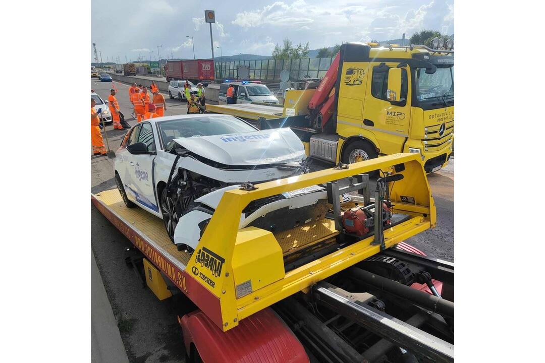 FOTO: Hromadná dopravná nehoda na D1 pri Považskej Bystrici v smere na Žilinu. Zrazilo sa 10 áut, foto 5