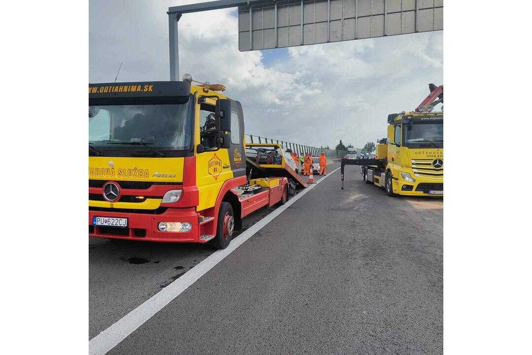 FOTO: Hromadná dopravná nehoda na D1 pri Považskej Bystrici v smere na Žilinu. Zrazilo sa 10 áut, foto 3