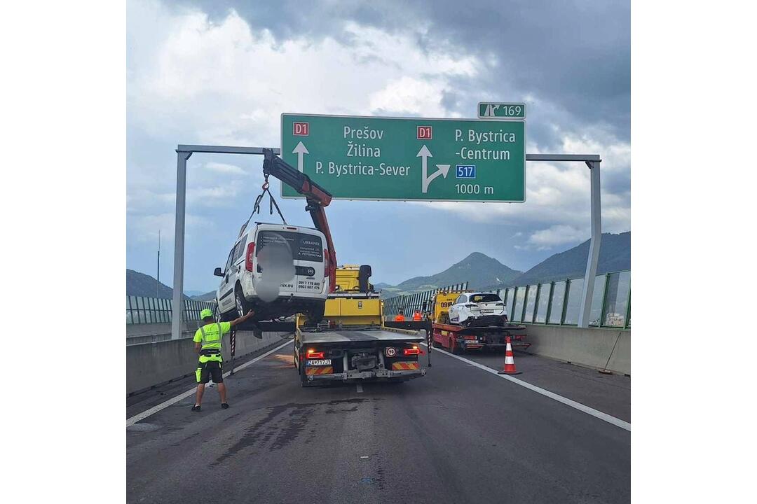 FOTO: Hromadná dopravná nehoda na D1 pri Považskej Bystrici v smere na Žilinu. Zrazilo sa 10 áut, foto 1