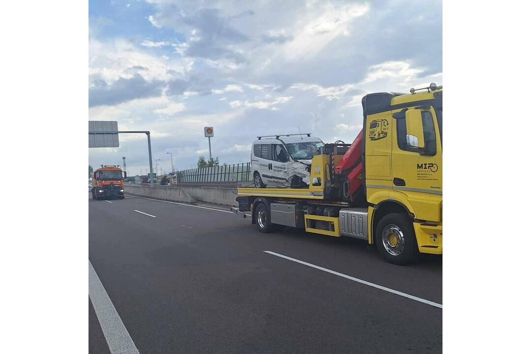FOTO: Hromadná dopravná nehoda na D1 pri Považskej Bystrici v smere na Žilinu. Zrazilo sa 10 áut, foto 7