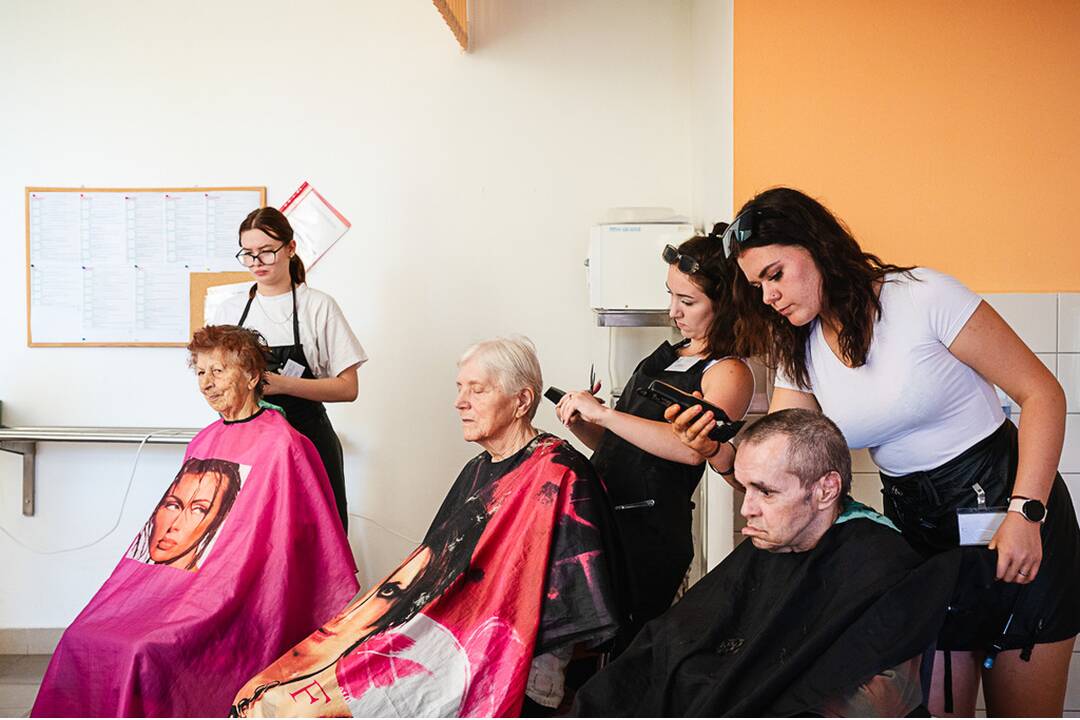 FOTO: Nádejné kaderníčky sa pravidelne starajú o účesy seniorov v novomestskom domove dôchodcov, foto 1