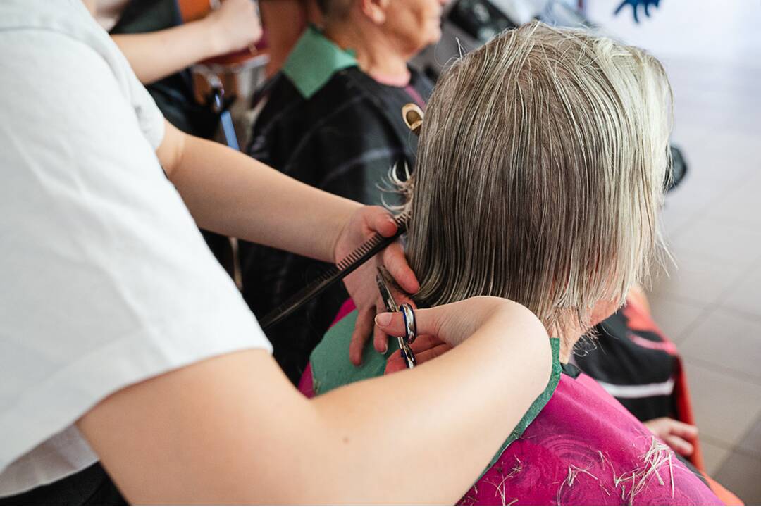 FOTO: Nádejné kaderníčky sa pravidelne starajú o účesy seniorov v novomestskom domove dôchodcov, foto 2