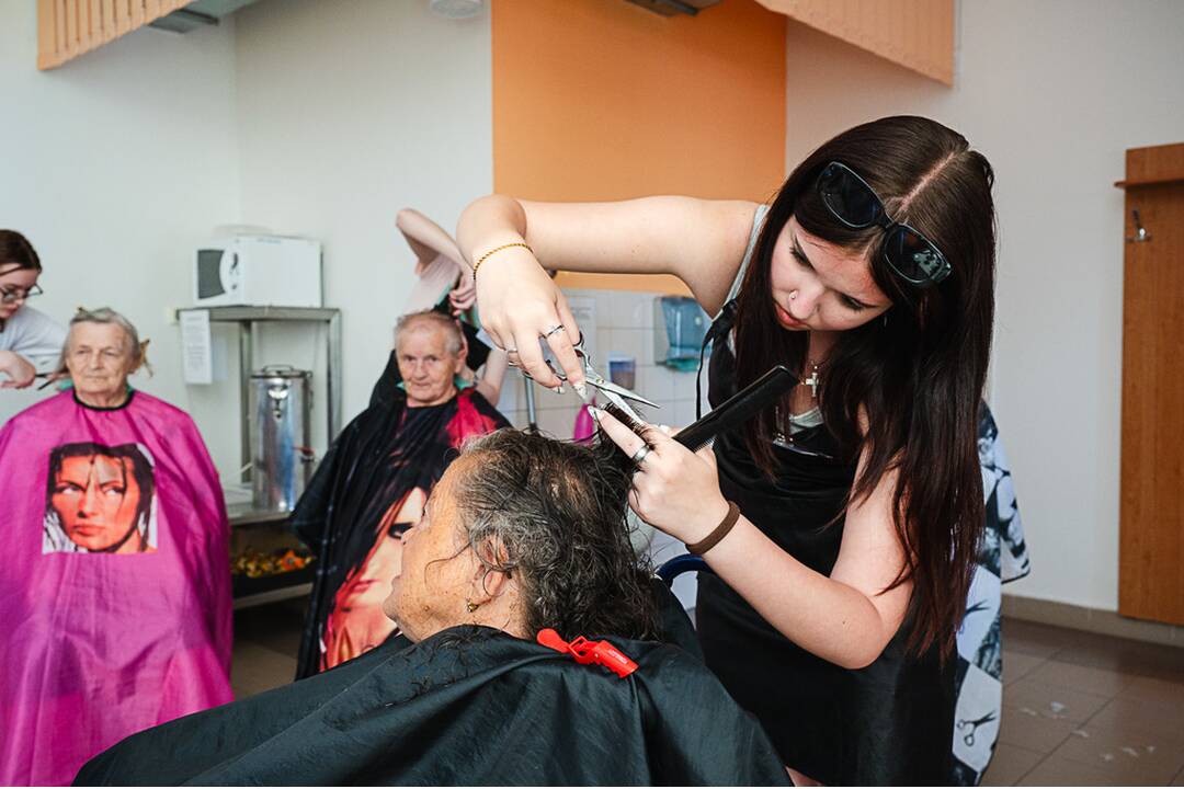 FOTO: Nádejné kaderníčky sa pravidelne starajú o účesy seniorov v novomestskom domove dôchodcov, foto 4
