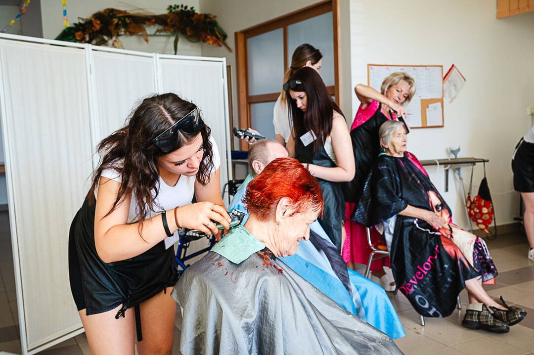 FOTO: Nádejné kaderníčky sa pravidelne starajú o účesy seniorov v novomestskom domove dôchodcov, foto 6