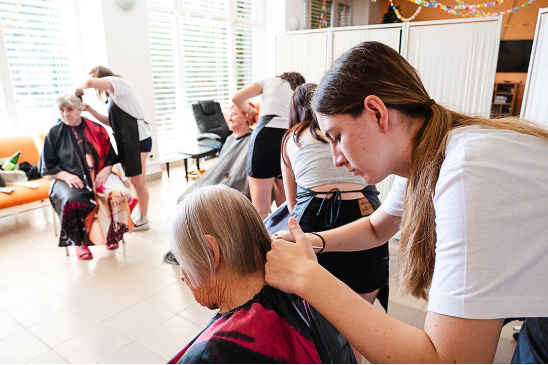 FOTO: Nádejné kaderníčky sa pravidelne starajú o účesy seniorov v novomestskom domove dôchodcov, foto 7