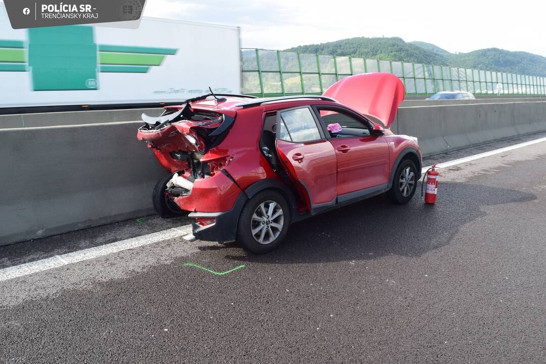 FOTO: Hromadná dopravná nehoda na D1 pri Považskej Bystrici si vyžiadala zranenie troch osôb vrátane dieťaťa, foto 1