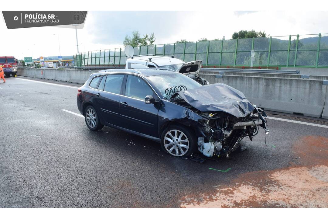 FOTO: Hromadná dopravná nehoda na D1 pri Považskej Bystrici si vyžiadala zranenie troch osôb vrátane dieťaťa, foto 2