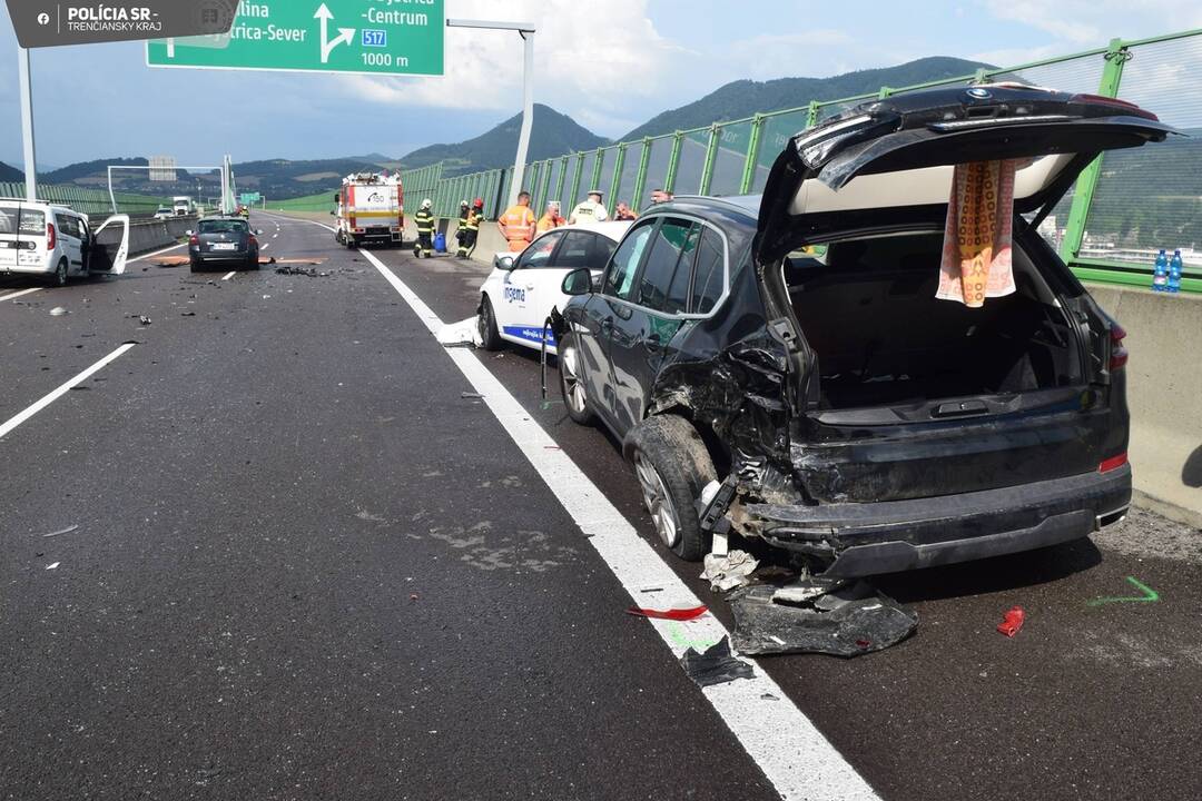 FOTO: Hromadná dopravná nehoda na D1 pri Považskej Bystrici si vyžiadala zranenie troch osôb vrátane dieťaťa, foto 3