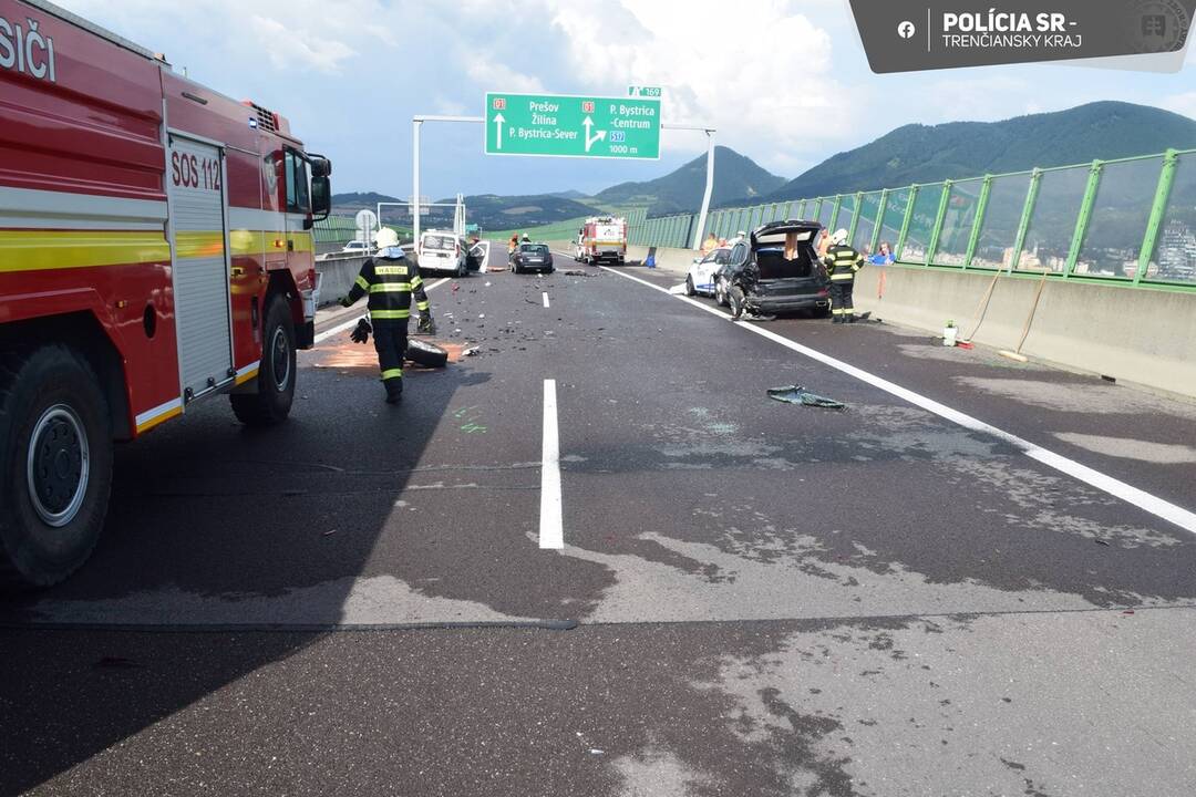 FOTO: Hromadná dopravná nehoda na D1 pri Považskej Bystrici si vyžiadala zranenie troch osôb vrátane dieťaťa, foto 4