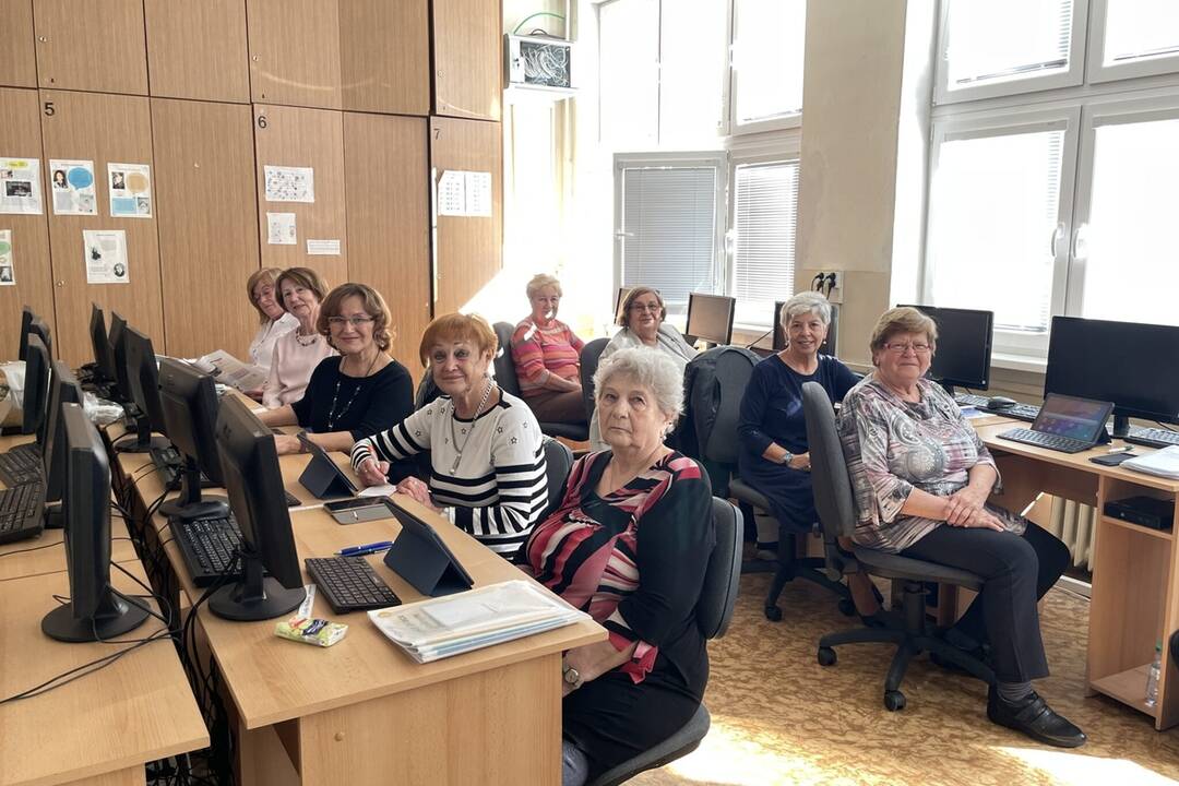 FOTO: Seniori po absolvovaní školenia získajú tablet, foto 2