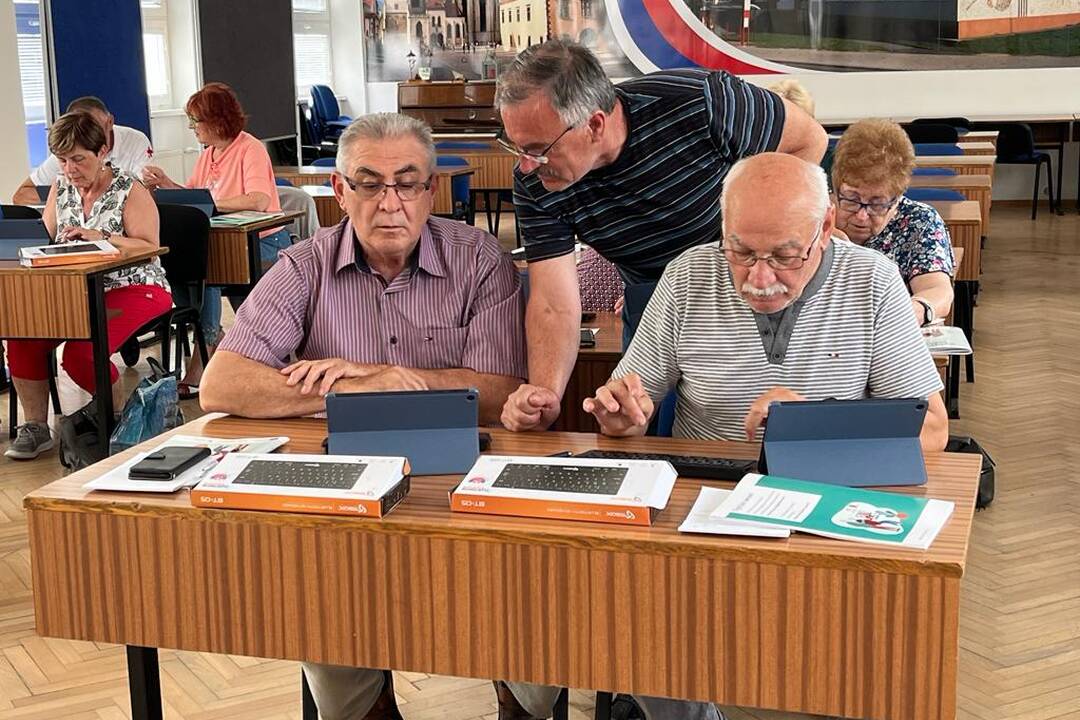 FOTO: Seniori po absolvovaní školenia získajú tablet, foto 3