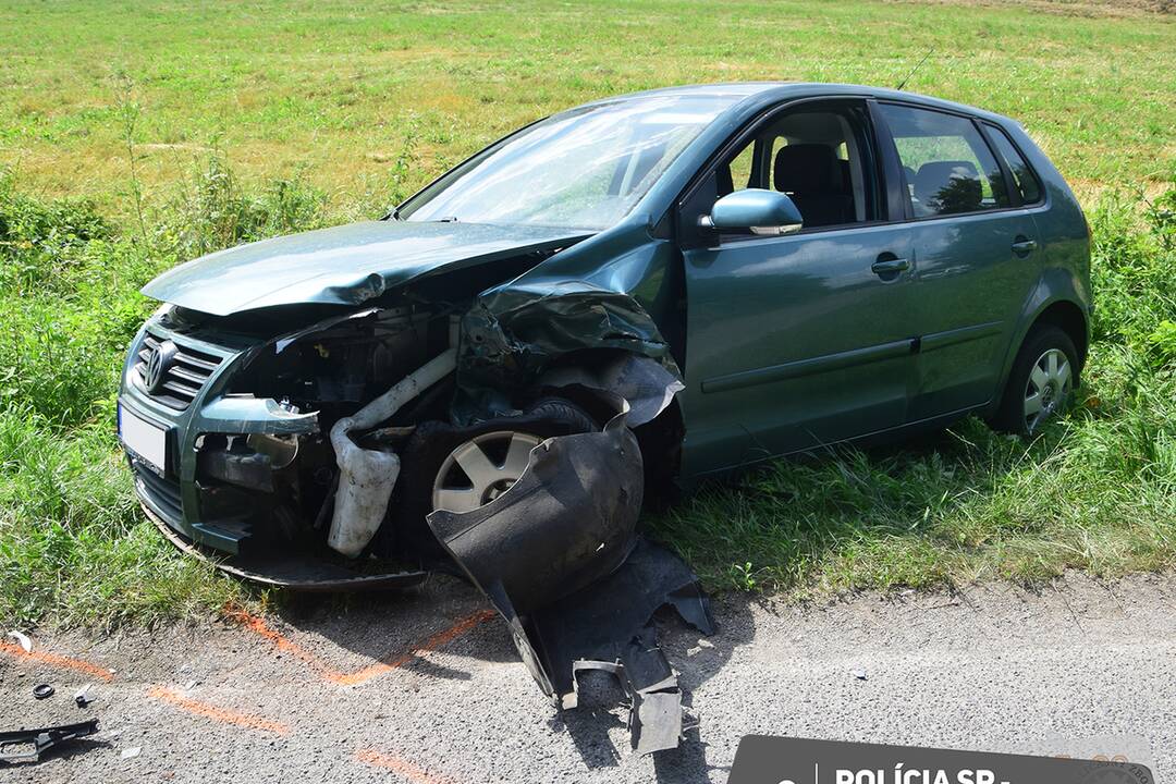 FOTO: Nehoda si vyžiadala ošetrenie obidvoch vodičov, foto 2