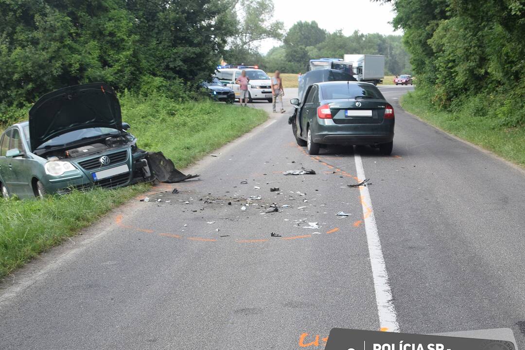 FOTO: Nehoda si vyžiadala ošetrenie obidvoch vodičov, foto 3