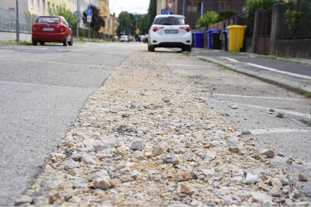 FOTO: V Trenčíne opravia chodníky aj cestu. Práce potrvajú najbližšie tri mesiace, foto 1