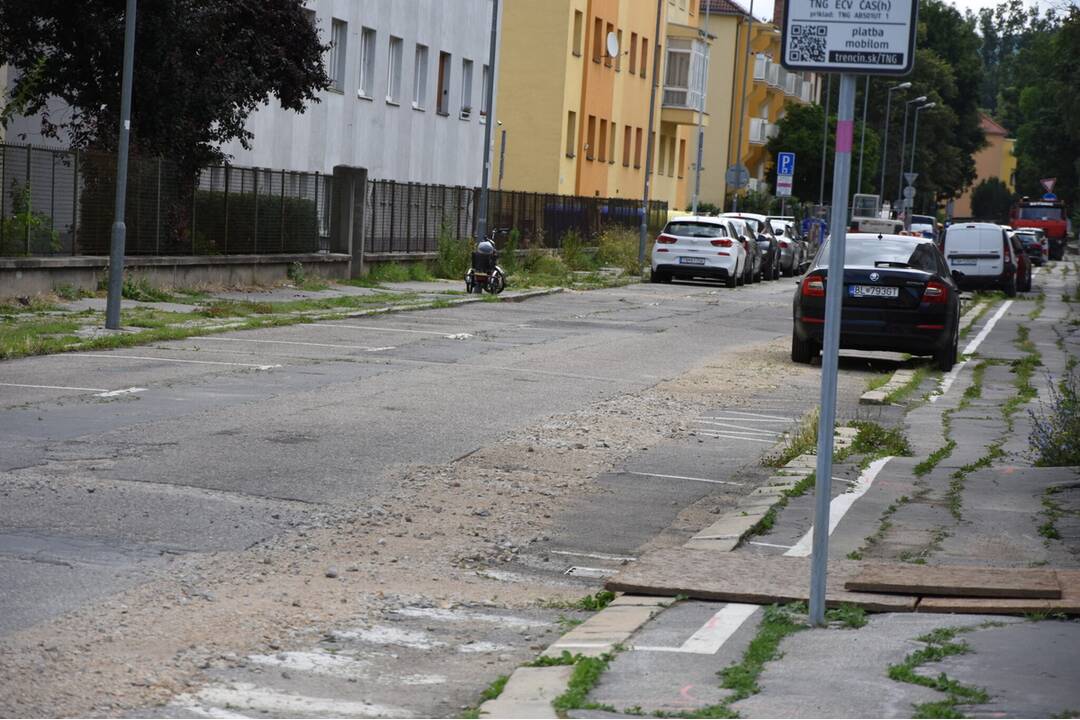 FOTO: V Trenčíne opravia chodníky aj cestu. Práce potrvajú najbližšie tri mesiace, foto 2