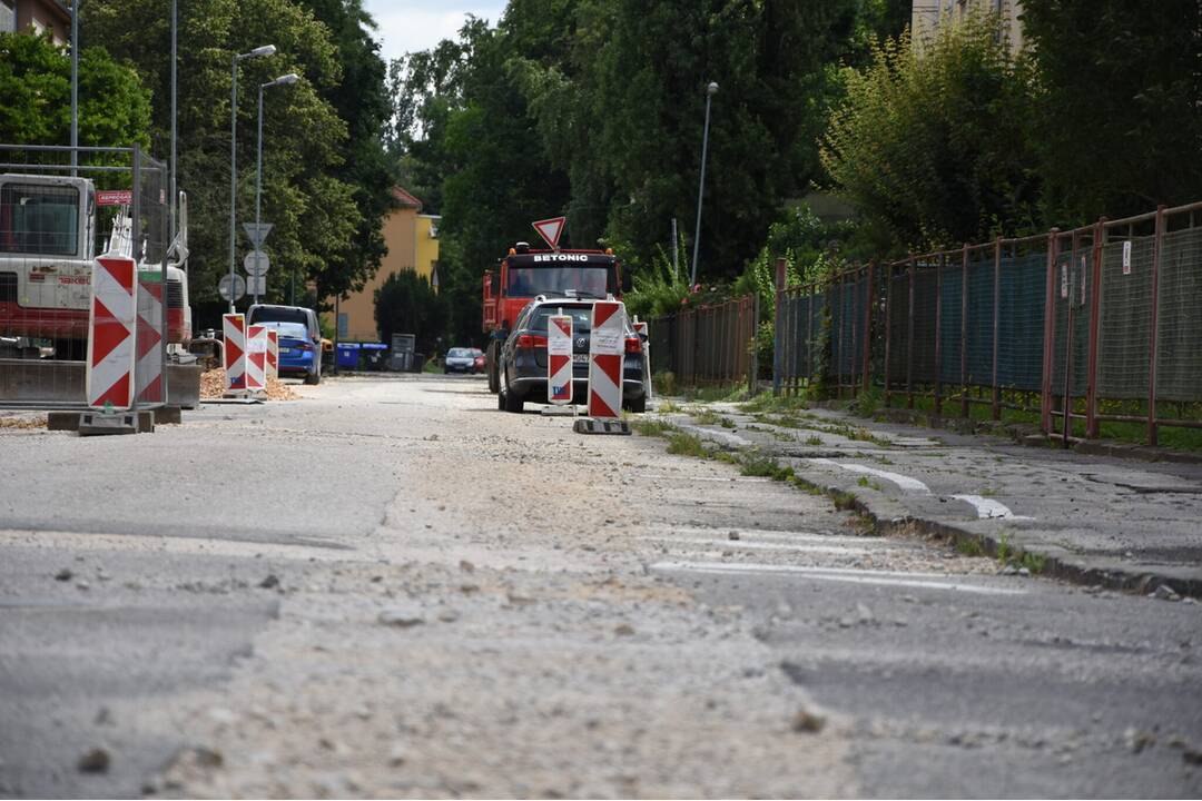 FOTO: V Trenčíne opravia chodníky aj cestu. Práce potrvajú najbližšie tri mesiace, foto 3