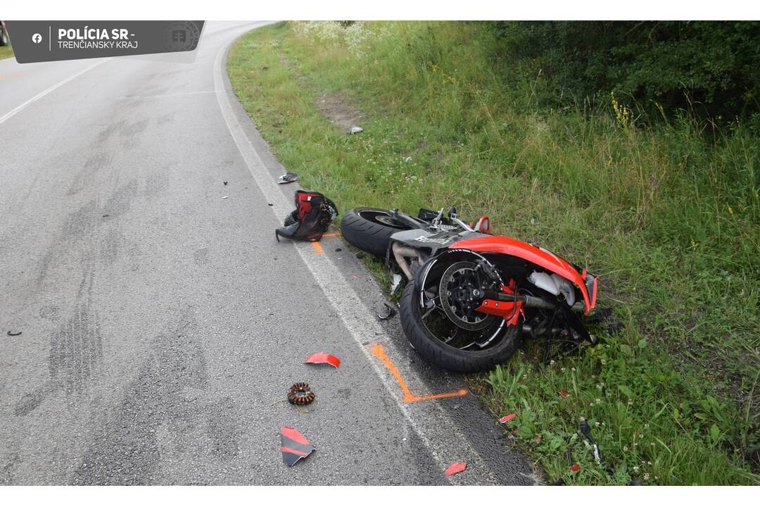 FOTO: Zrážka motorkára s autom pri Skalke nad Váhom, foto 5