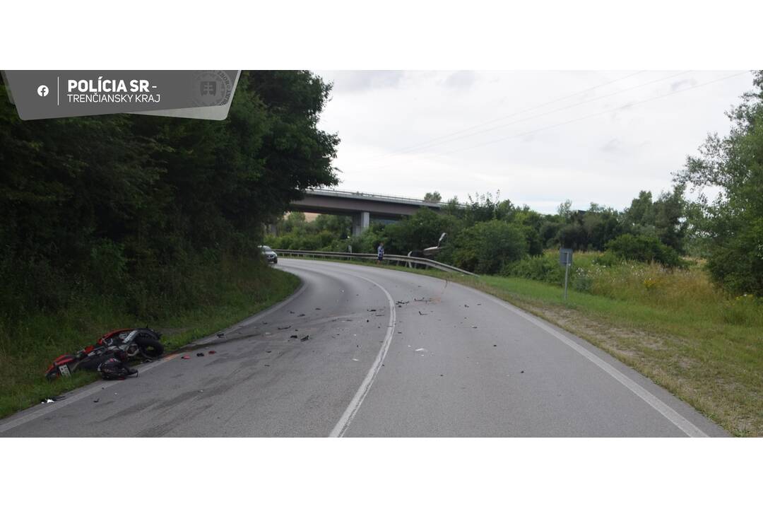 FOTO: Zrážka motorkára s autom pri Skalke nad Váhom, foto 2