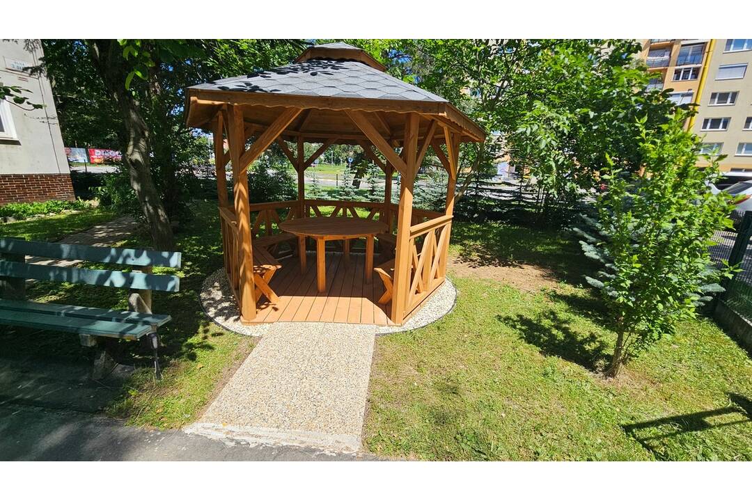 FOTO: Nové altánky pre seniorov v Prievidzi, foto 5