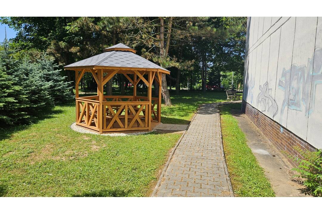 FOTO: Nové altánky pre seniorov v Prievidzi, foto 4