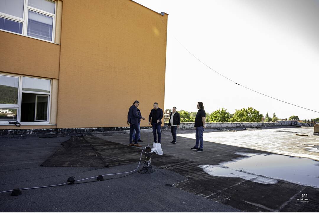 FOTO: Do školy v Novom Meste nad Váhom dlhodobo zateká, foto 2