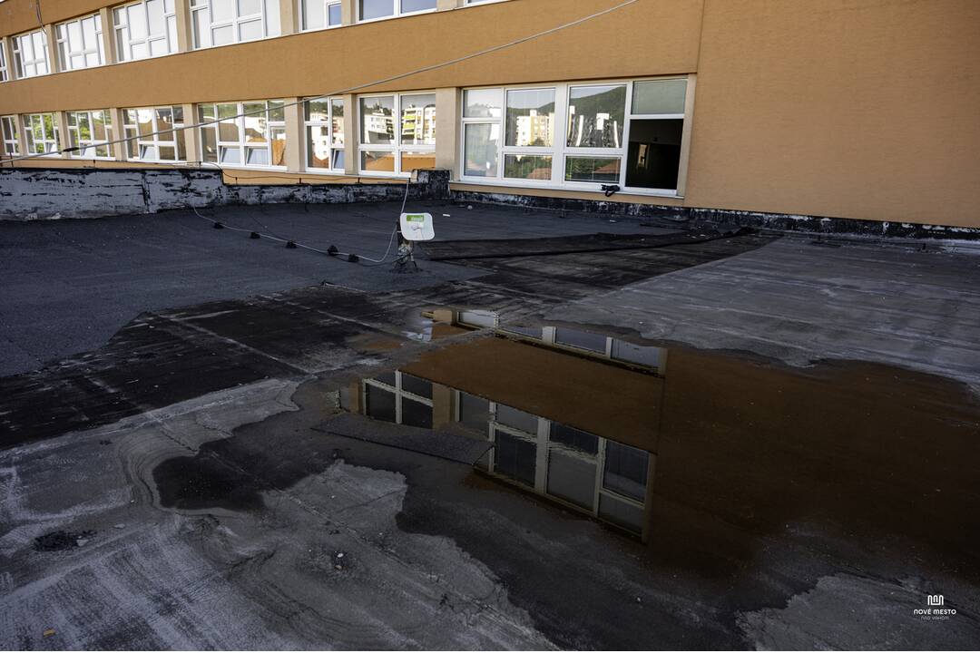 FOTO: Do školy v Novom Meste nad Váhom dlhodobo zateká, foto 14