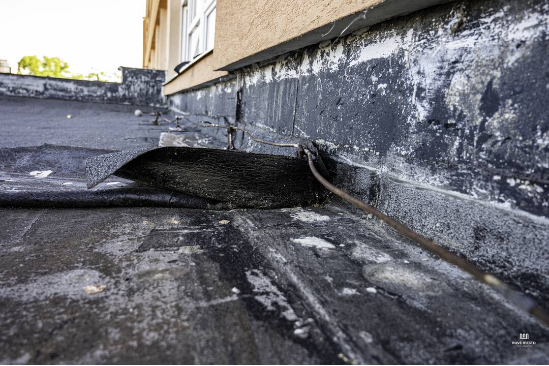 FOTO: Do školy v Novom Meste nad Váhom dlhodobo zateká, foto 16