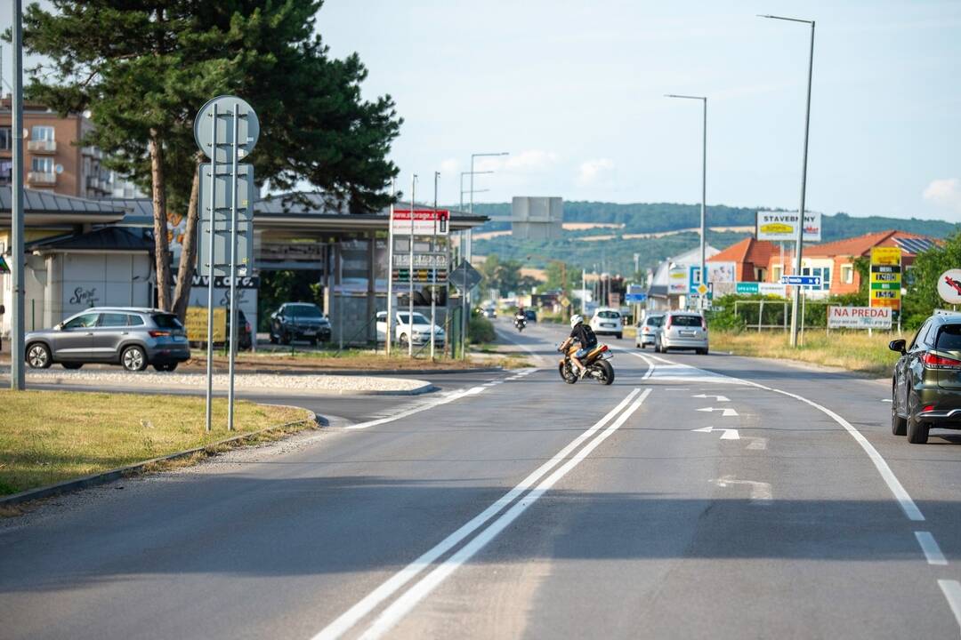 FOTO: Na križovatke v Novom Meste nad Váhom už neodbočíte priamo na Trenčín, foto 1