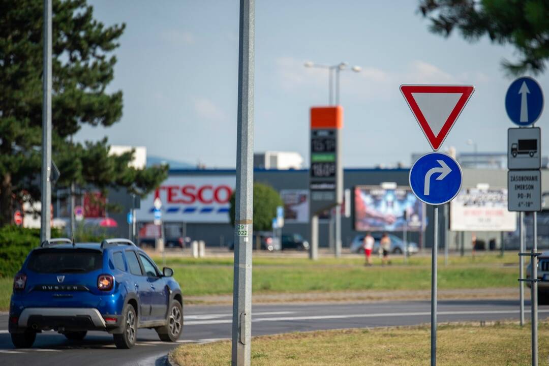 FOTO: Na križovatke v Novom Meste nad Váhom už neodbočíte priamo na Trenčín, foto 2