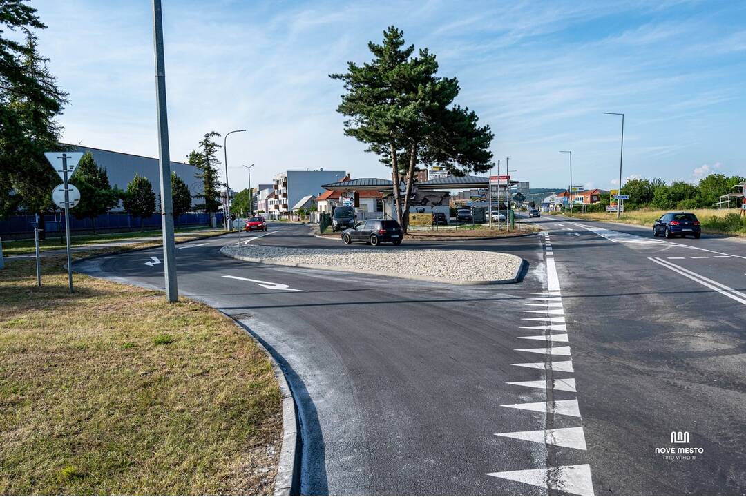 FOTO: Na križovatke v Novom Meste nad Váhom už neodbočíte priamo na Trenčín, foto 4
