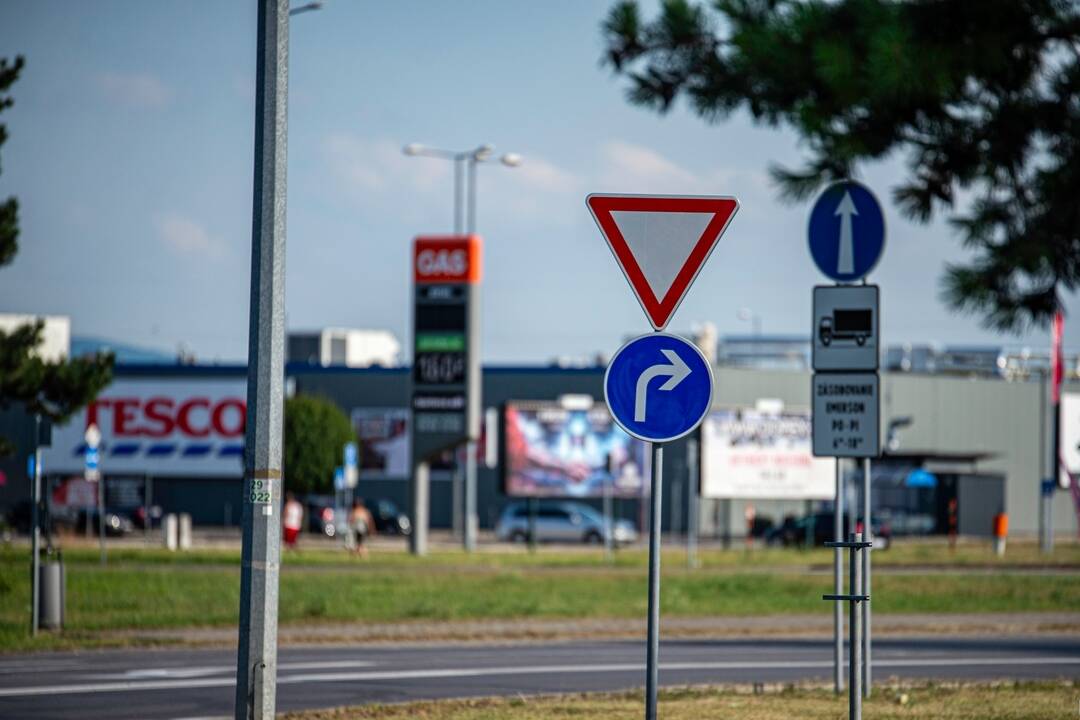 FOTO: Na križovatke v Novom Meste nad Váhom už neodbočíte priamo na Trenčín, foto 7