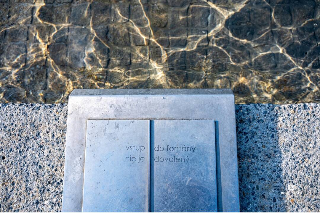 FOTO: Fontána na námestí v Novom Meste nad Váhom nie je bezpečná na kúpanie, foto 4