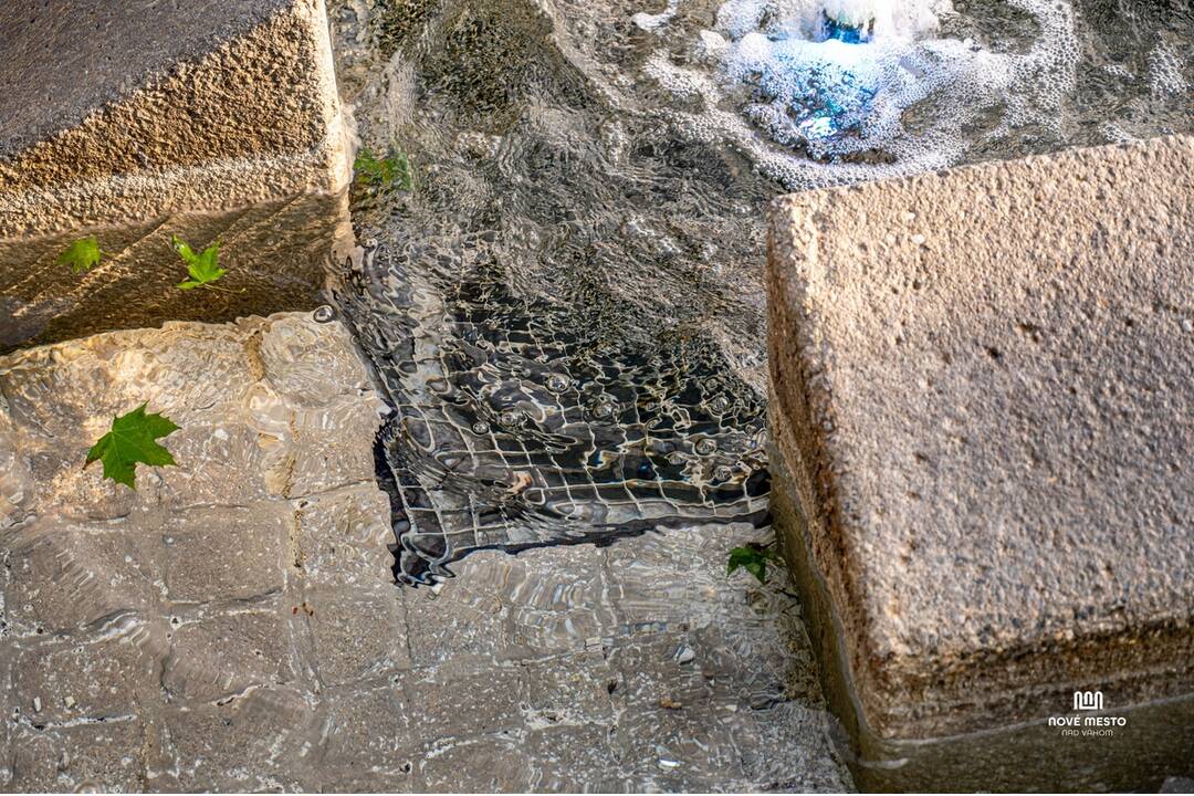FOTO: Fontána na námestí v Novom Meste nad Váhom nie je bezpečná na kúpanie, foto 3