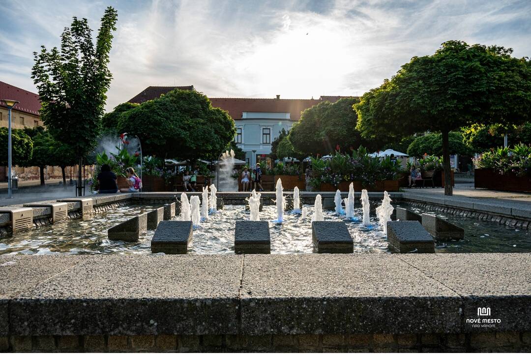 FOTO: Fontána na námestí v Novom Meste nad Váhom nie je bezpečná na kúpanie, foto 2