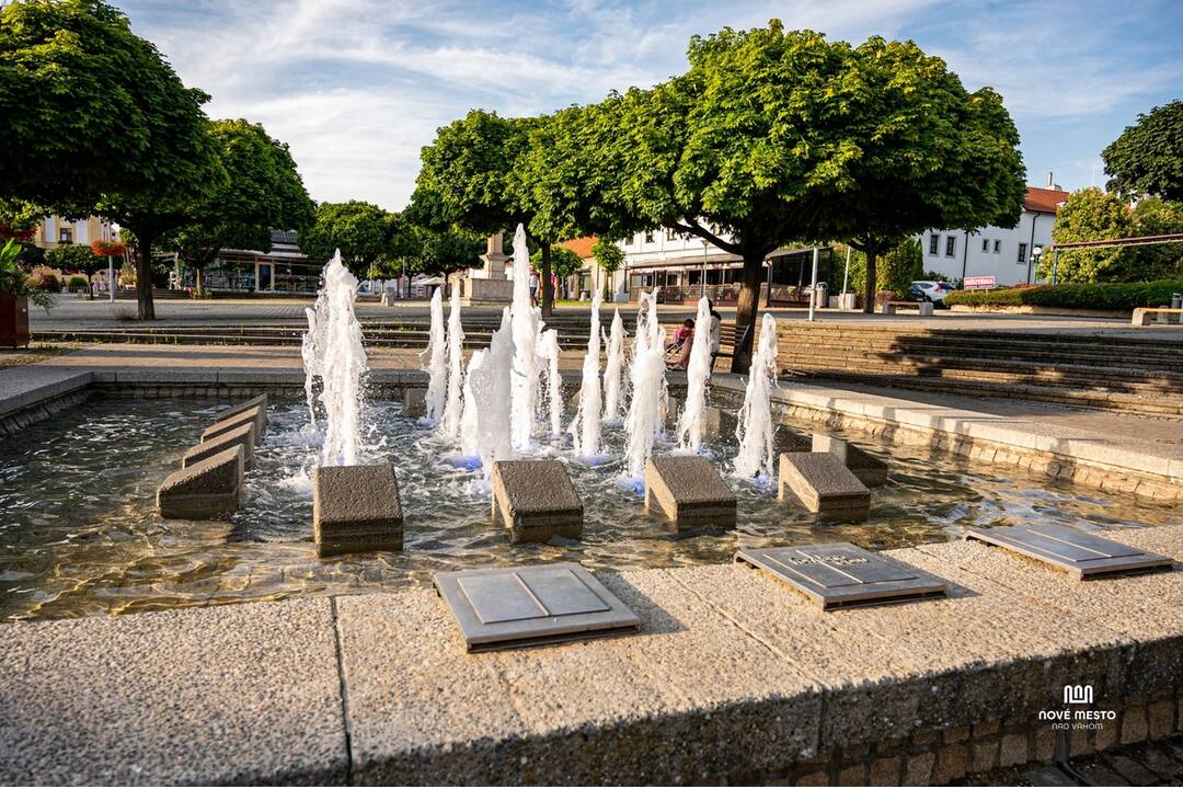 FOTO: Fontána na námestí v Novom Meste nad Váhom nie je bezpečná na kúpanie, foto 1