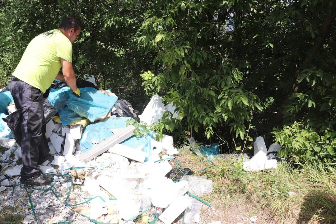 FOTO: Nelegálna skládka pri diaľnici v Dubnici nad Váhom. Odstránili ju pracovníci mesta, foto 1