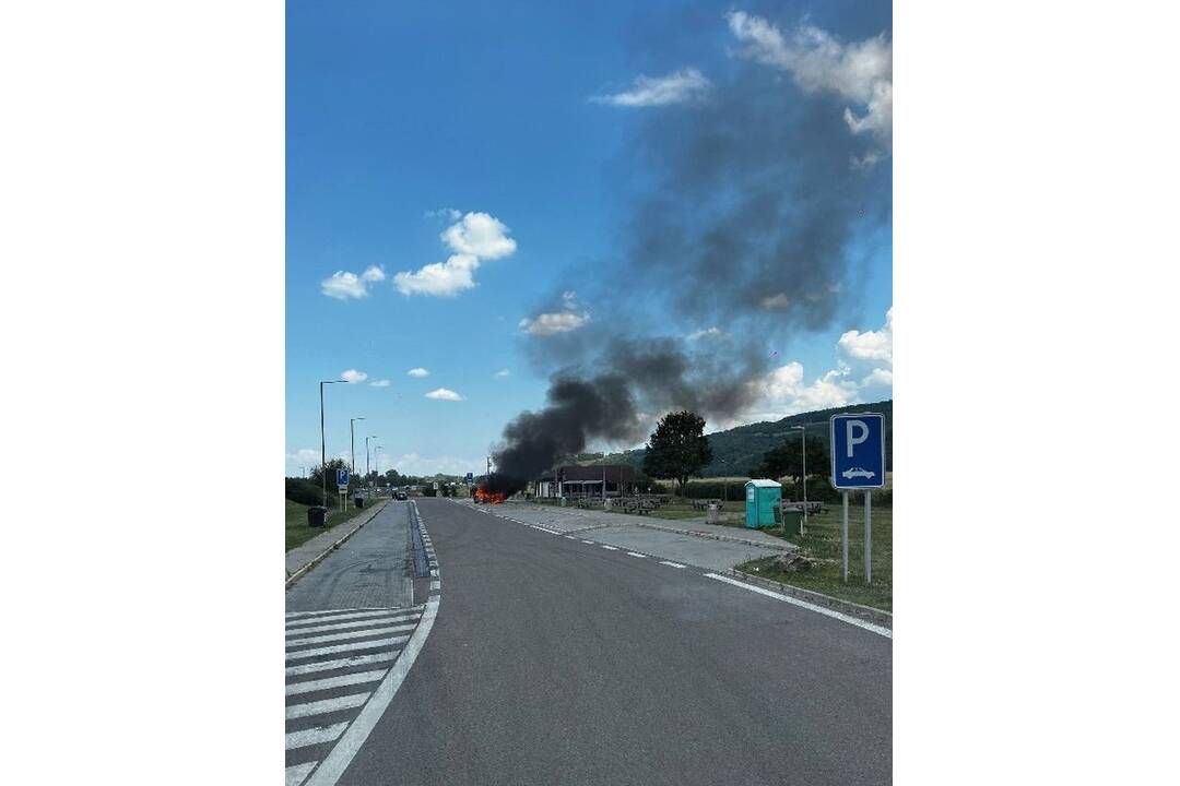 FOTO: Auto zhorelo do tla. Na odpočívadle pri diaľnici smerom na Žilinu im auto zachvátilo plamene, foto 2