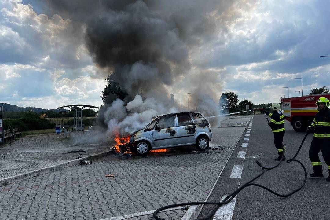 FOTO: Auto zhorelo do tla. Na odpočívadle pri diaľnici smerom na Žilinu im auto zachvátilo plamene, foto 3