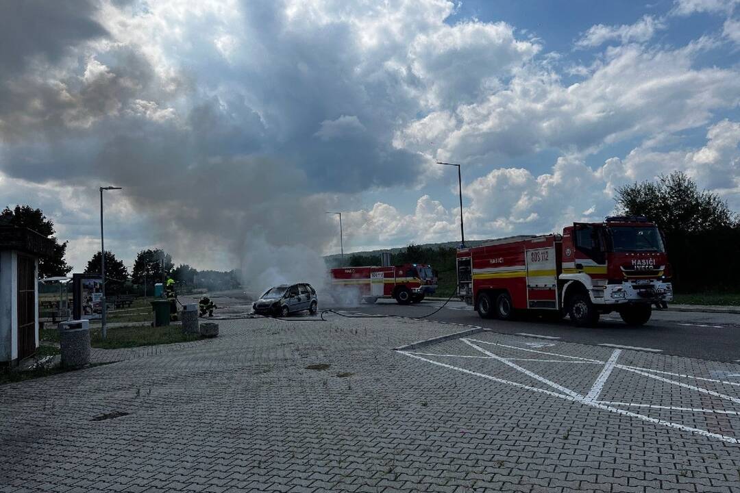 FOTO: Auto zhorelo do tla. Na odpočívadle pri diaľnici smerom na Žilinu im auto zachvátilo plamene, foto 4