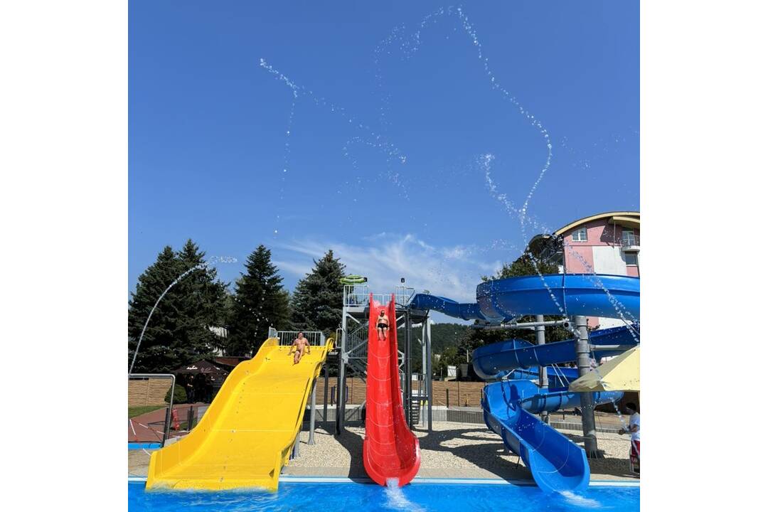 FOTO: Letné kúpalisko v Púchove je otvorené. Pribudli tri nové tobogány aj upravený bazén na tri časti, foto 2