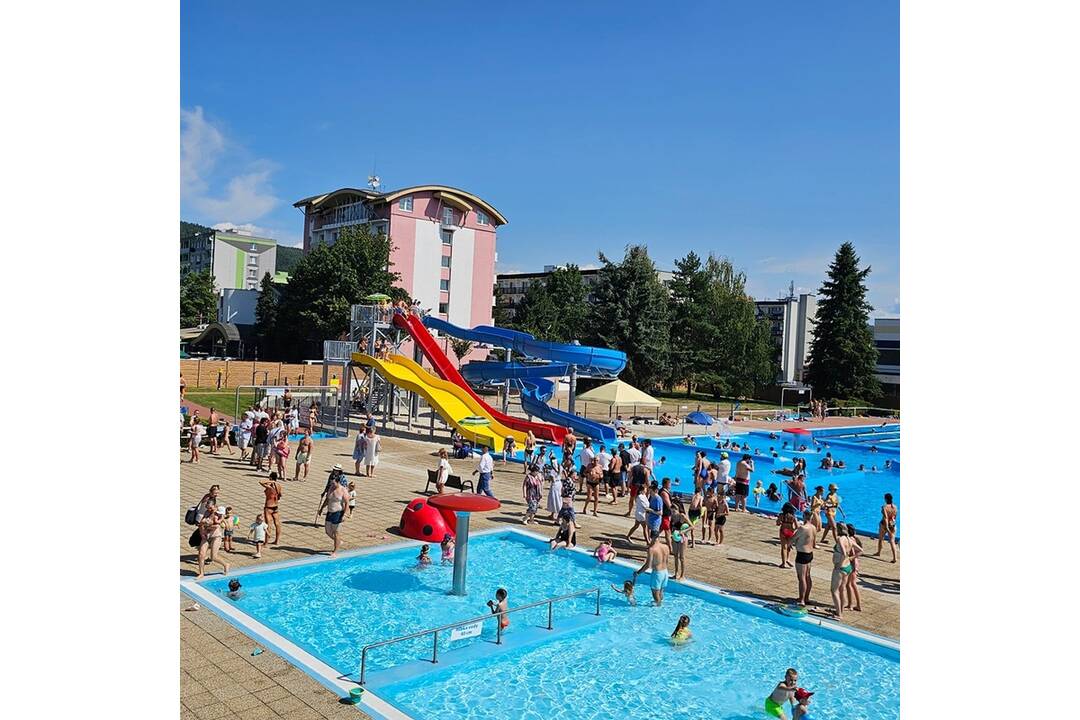 FOTO: Letné kúpalisko v Púchove je otvorené. Pribudli tri nové tobogány aj upravený bazén na tri časti, foto 3
