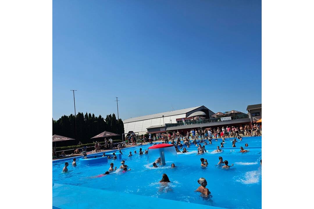 FOTO: Letné kúpalisko v Púchove je otvorené. Pribudli tri nové tobogány aj upravený bazén na tri časti, foto 5