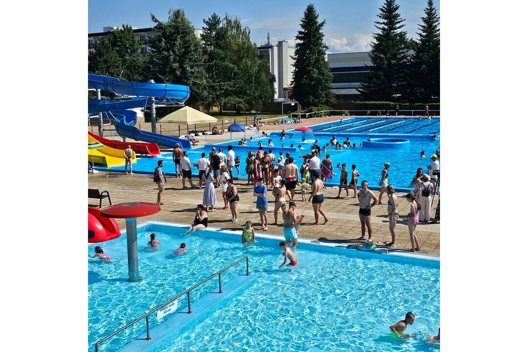 FOTO: Letné kúpalisko v Púchove je otvorené. Pribudli tri nové tobogány aj upravený bazén na tri časti, foto 17
