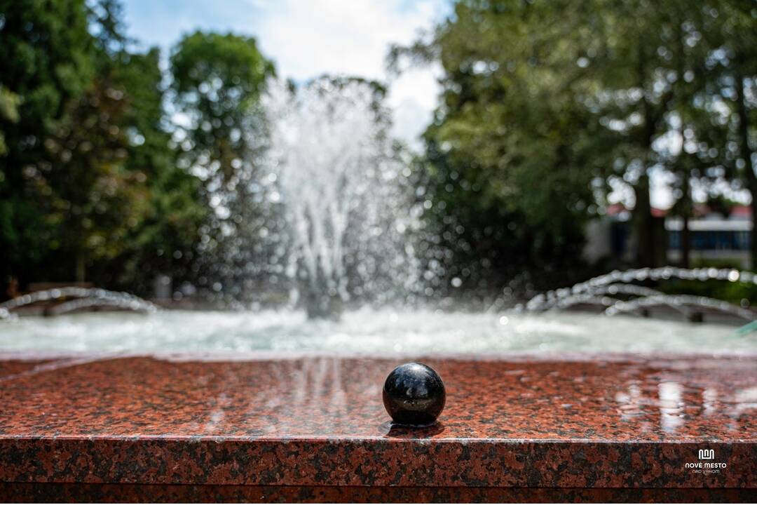 FOTO: Fontána v Novom Meste nad Váhom je opätovne spustená. Vyžadovala si rekonštrukciu, foto 8