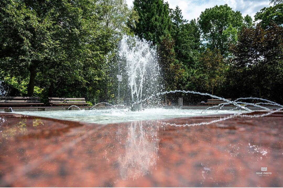 FOTO: Fontána v Novom Meste nad Váhom je opätovne spustená. Vyžadovala si rekonštrukciu, foto 9